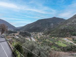 - Vistas al valle de las montañas en Apartment Le due Sorelle by Interhome, en Montalto Ligure