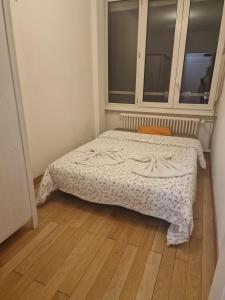 een kleine slaapkamer met een bed en een raam bij Top Place in Genève