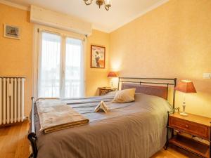 - une chambre avec un grand lit et une fenêtre dans l'établissement Apartment Cardella by Interhome, à Saint-Malo