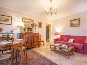 - un salon avec un canapé rouge et une table dans l'établissement Apartment Cardella by Interhome, à Saint-Malo