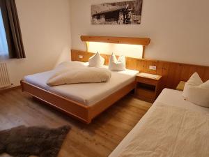1 dormitorio con 2 camas y lámpara. en Apartment Walch - PTZ411 by Interhome en Fendels