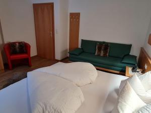 Łóżko lub łóżka w pokoju w obiekcie Apartment Walch-2 by Interhome