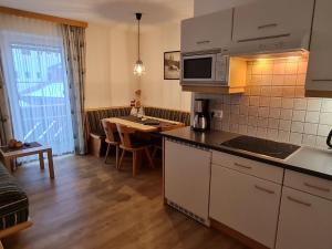 Kuchnia lub aneks kuchenny w obiekcie Apartment Walch-2 by Interhome