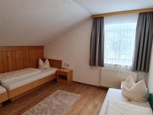 ein kleines Schlafzimmer mit einem Bett und einem Fenster in der Unterkunft Apartment Walch - PTZ410 by Interhome in Fendels