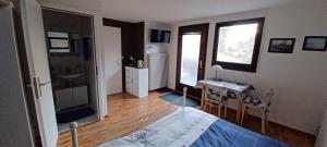 a room with a bed and a desk and a window at BnB chez Fanfan in Morges