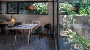 a dining room with a table and chairs and a window at BOX ART ALPINO in Navacerrada