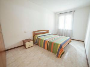 sypialnia z łóżkiem, komodą i oknem w obiekcie Holiday Home Camping Wien-4 by Interhome w mieście Peschiera del Garda