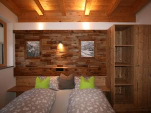 Un pat sau paturi într-o cameră la Apartment Chalet Spatn by Interhome