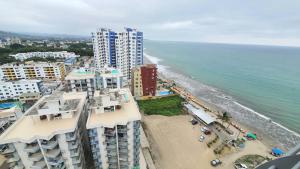 an aerial view of a beach and buildings and the ocean at ARENA PLAZA DEPARTAMENTO PLAYA con vista al mar in Tonsupa
