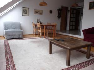 - un salon avec une table et une chaise dans l'établissement Apartment Hodkovičky by Interhome, à Prague