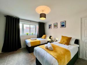 Tempat tidur dalam kamar di Curzon House Two - Great for Contractors or Family Holidays