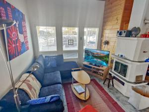 アカスロンポロにあるHoliday Home Jahtikaltio 3 by Interhomeのリビングルーム(青いソファ、テレビ付)