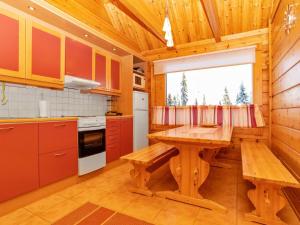 cocina con mesa de madera y ventana en Holiday Home Rukan nietosrinne by Interhome, en Ruka