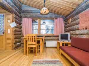 un soggiorno con tavolo e divano di Holiday Home Kuontijärvi a by Interhome a Ruka