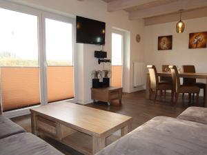 ein Wohnzimmer mit einem Tisch und einem Esszimmer in der Unterkunft Holiday Home Wattwurm by Interhome in Dagebüll