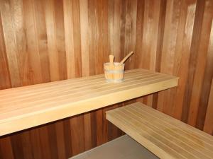 ein Holzregal in einer Sauna mit einer Tasse drauf in der Unterkunft Holiday Home Wattwurm by Interhome in Dagebüll