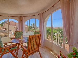 Habitación con balcón con mesa y sillas. en Villa Estrella by Interhome, en Calpe