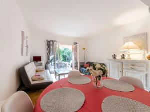 キャヴァレール・シュル・メールにあるHoliday Home Bonporteau-5 by Interhomeのリビングルーム(赤いテーブル、椅子付)