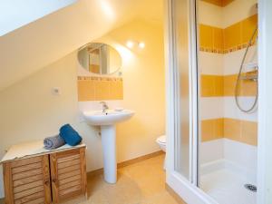 a bathroom with a sink and a shower at Holiday Home Saint Ideuc by Interhome in Saint Malo