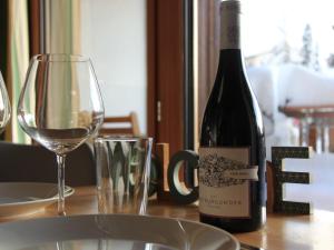 butelkę wina i kieliszek na stole w obiekcie Studio La Bercière 7 by Interhome w mieście Villars-sur-Ollon