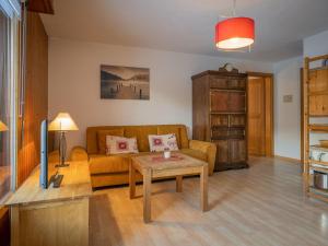- un salon avec un canapé et une table dans l'établissement Apartment Jorasse A 1 by Interhome, à Ovronnaz