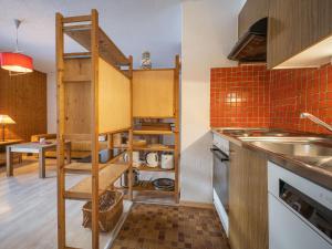 ครัวหรือมุมครัวของ Apartment Jorasse A 1 by Interhome