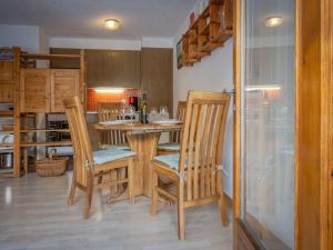 ครัวหรือมุมครัวของ Apartment Jorasse A 1 by Interhome