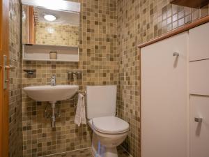ห้องน้ำของ Apartment Jorasse A 1 by Interhome