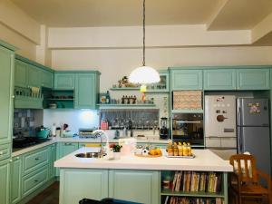 Cucina o angolo cottura di 宜蘭凱西在家親子民宿 包棟 電動麻將 飛鏢機 夏日戲水池