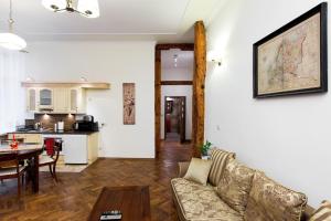 een woonkamer met een bank en een tafel bij Apartamenty Gołębia 3 in Krakau