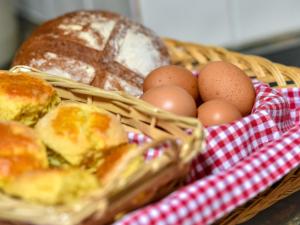 RhiwにあるHoliday Home Brandinery by Interhomeの卵とパンのバスケット