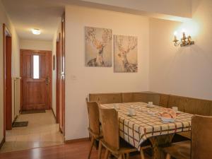Posezení v ubytování Apartment Dent Favre A 5 by Interhome