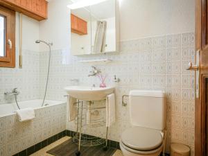 Koupelna v ubytování Apartment Dent Favre A 5 by Interhome