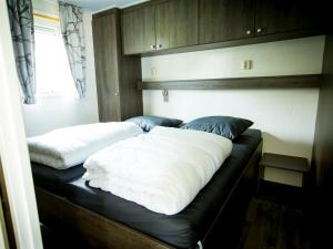 Een bed of bedden in een kamer bij Holiday Home Duinhoeve-4