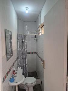 Baño pequeño con aseo y lavamanos en Amplio Departamento Residencial en La Molina, en Lima