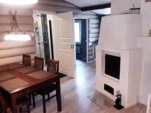 ein Esszimmer mit einem Tisch und einem Kamin in der Unterkunft Holiday Home Vahtamantie 8 b by Interhome in Saariselkä