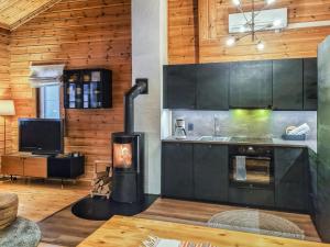 eine Küche mit einem Herd in der Mitte eines Raumes in der Unterkunft Holiday Home Purnukka by Interhome in Ruka + 23 Fotos