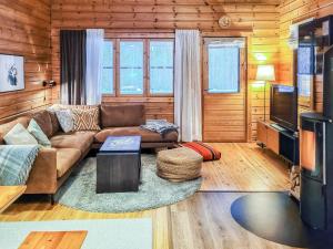 ein Wohnzimmer mit Sofa und Fernseher in der Unterkunft Holiday Home Purnukka by Interhome in Ruka