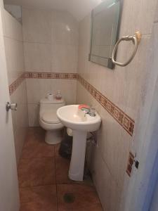 y baño con lavabo y aseo. en Amplio Departamento Residencial en La Molina, en Lima