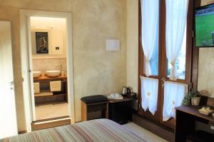 a bedroom with a bed and a bathroom with a sink at NAZIONALE Camere in Montebelluna