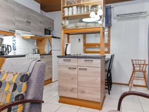 een keuken met een tafel en stoelen in een kamer bij Holiday Home Alppitalo sinitähti 9 apt 1 by Interhome in Tahkovuori