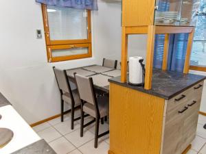 een keuken met een tafel en stoelen in een kamer bij Holiday Home Alppitalo sinitähti 9 apt 1 by Interhome in Tahkovuori