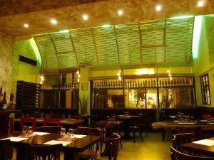 Reštaurácia alebo iné gastronomické zariadenie v ubytovaní WineSpa Oasis in Athens !