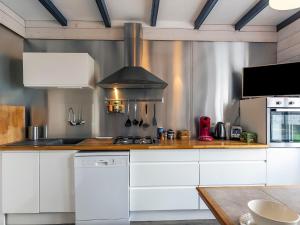 ロキレックにあるHoliday Home An Neizh by Interhomeのキッチン(白いキャビネット、コンロ付)