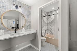 亞特蘭大的住宿－The 505 Collection Buckhead，一间带水槽、卫生间和镜子的浴室