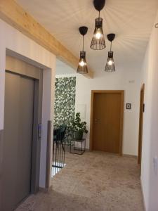 um corredor com duas luzes e uma porta em Laudach INN em Vorchdorf