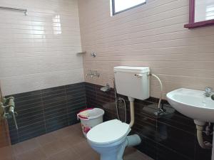 PRAKRITI HOMESTAY Fortkochi Air Conditioned Rooms的一间浴室