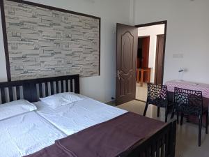 PRAKRITI HOMESTAY Fortkochi Air Conditioned Rooms客房内的一张或多张床位