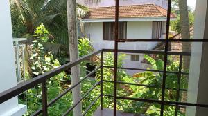 PRAKRITI HOMESTAY Fortkochi Air Conditioned Rooms的阳台或露台
