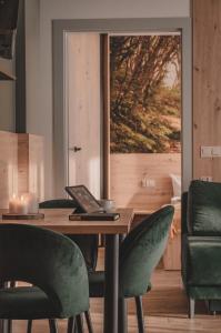 jadalnia ze stołem i zielonymi krzesłami w obiekcie Apartamenty MonteVerde w Świeradowie-Zdroju w Świeradowie Zdroju